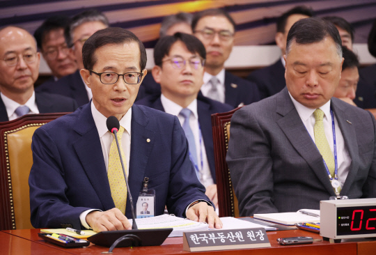 한국부동산원 손태락 원장(왼쪽)과 주택도시보증공사 유병태 사장이 19일 국회에서 열린 국토교통위원회 국정감사에서 의원 질의에 답하고 있다.<연합뉴스>